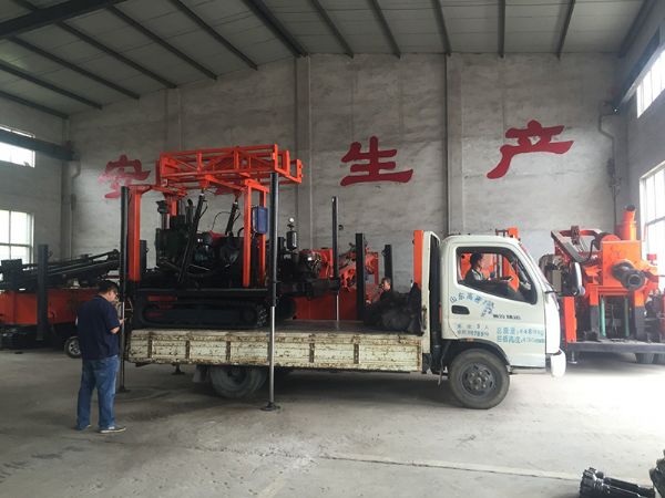 8 礦探設(shè)備裝車.jpg