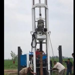 2017山東濰坊宏達(dá)鉆機(jī)履帶反循環(huán)多功能一體機(jī)現(xiàn)場(chǎng)試機(jī)